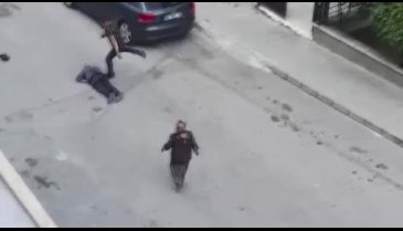 Annesine tacizde bulunduğunu öne sürüp sokak ortasında dakikalarca tekmeledi