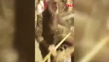Bastonuyla dans eden yaşlı amca ilgi odağı oldu