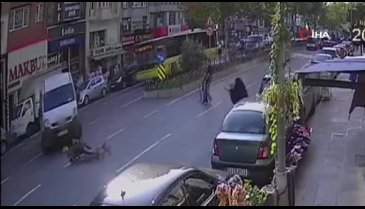 Elektrikli scooter ile minibüs çarpıştı