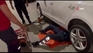 Erzincan'da araçta sıkışan yavru kedi itfaiye ekiplerince kurtardı