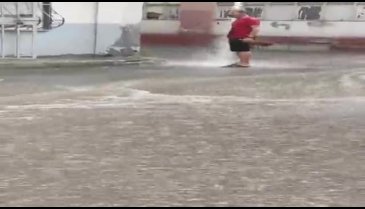 Bursa'da yağmur altında banyo keyfi