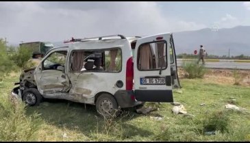 Erzincan'da iki araç çarpıştı: 7 kişi yaralandı