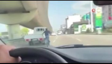 Bursa'da bisikletli genç kamyonetin kasasına tutunarak ilerledi