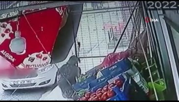 İstanbul'da otomobil bahçeye girdi