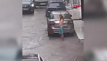 İzmir'de sel suyunda şampuanla yıkandı