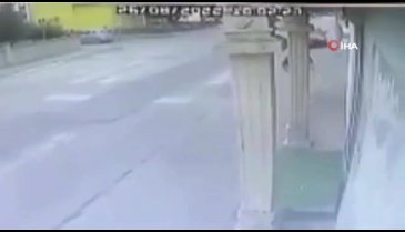 Kocaeli'de kaldırama çıkan araç, dükkanını temizleyen adama çarptı
