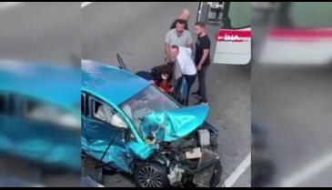 Bursa'da zincirleme kaza: 2 otomobil ve belediye otobüsü çarpıştı