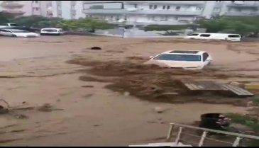 Bursa Mudanya'da deniz karayla birleşti - 2