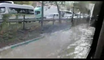 Bursa'da yollar göle döndü