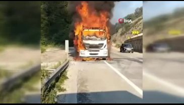 Bursa'da seyir halindeki tır alev alev yandı
