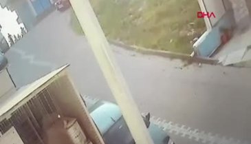 Kocaeli'de freni boşalan kamyon 2 otomobil ve bir iş yerinin duvarına çarptı
