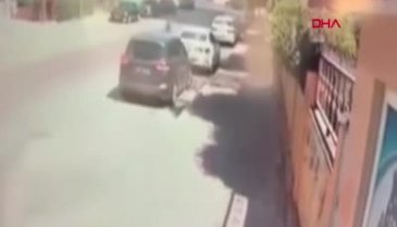Diyarbakır'da kontrolden çıkan otomobil bir evin bahçesine girdi