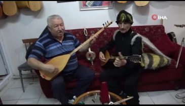 Bursa'nın sokaklarında arı kostümüyle saz çalarak geziyor