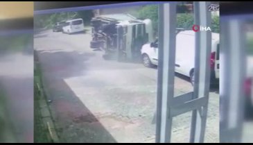 İstanbul Sarıyer'de freni boşalan kamyonet devrildi