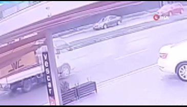 Bursa'da motosiklet kamyonete çarptı