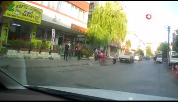 Kayseri'de eli sopalı kadın önüne gelen erkeği dövdü!