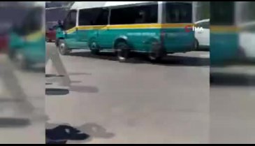İzmir'de otomobil yol kenarında yürüyen 4 kişiye çarptı