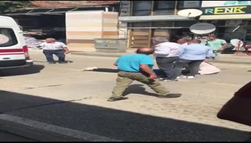 Bursa'da minibüsün çarptığı kadın yerde yardım bekledi