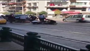 Bursa'da karşıdan karşıya geçmek isteyen çifte otomobil çarptı