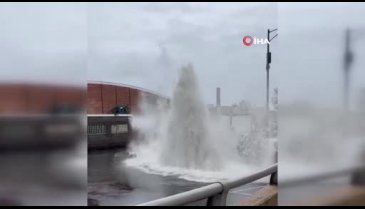 ABD'de rögarlar patladı, caddeler sular altında kaldı