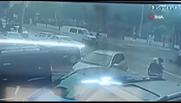 Bursa'da minibüs motosiklet sürücüsüne çarptı: Teslim oldu