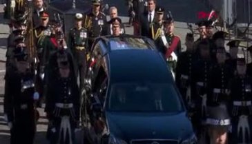 Kraliçe 2. Elizabeth'in naaşı, St. Giles Katedrali'ne getirildi