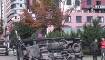 Bursa'da tur minibüsü hasta nakil aracına çarptı