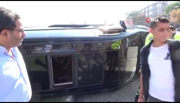 Bursa'da tur minibüsü hasta nakil aracına çarptı