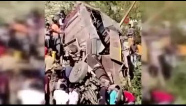 Hindistan'da minibüs şarampole yuvarlandı: Çok sayıda ölü ve yaralı var