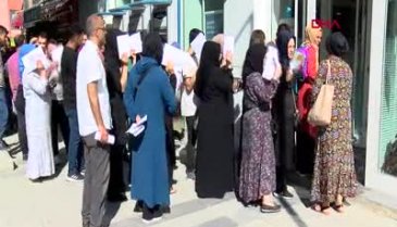 Konut başvurusunun ilk gününde bankalar önünde uzun kuyruklar oluştu