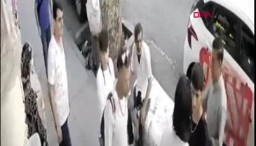 Yolda yüyürken kendisine çarpan kişiye silah çekti