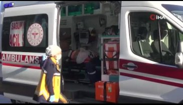 Tıra arkadan çarpan minibüs hurdaya döndü
