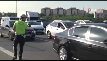 Trafik kuralını ihlal eden sürücü aracını muhabirin üzerine sürdü