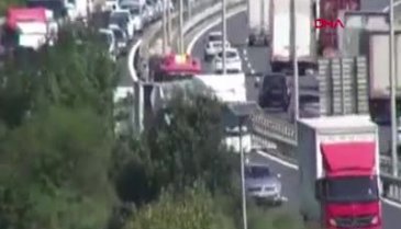 TEM otoyolu'nda kamyon devrildi