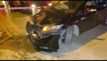 İstanbul'da otomobil sürücü taksiciye öfkelenip kendi aracını tekmeledi