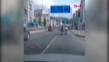 Zonguldak'ta iki motosikletlinin el ele yolculuğu