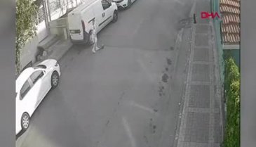 İstanbul'da otomobilin çarptığı çocuk yola savruldu