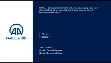 Bursa'da direksiyon hakimiyetini kaybeden sürücü, duran araçlara çarptı