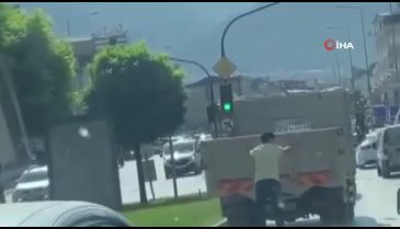 Bursa'da kamyonet arkasında patenli gencin tehlikeli yolculuğu