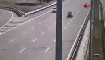 İstanbul'da tırın biçtiği araç kazası kamerada