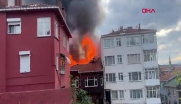 İstanbul'da ahşap bina alev alev yandı