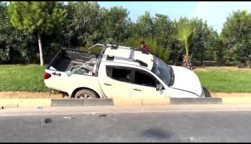 Antalya'da ambulans, kamyonetle çarpıştı: 8 yaralı