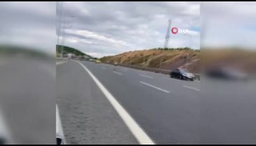 Otobanda yarı çıplak halde koştu, canını tehlikeye attı
