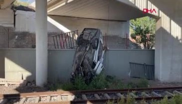 Sivas'ta çarpışan otomobillerden biri, tren yoluna düştü: 3 yaralı