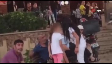 Öfkeli kadın, bir erkeği sokakta defalarca tokatladı