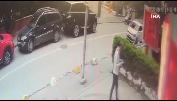 İstanbul'da direğe çarpan alkollü sürücünün aracı yan yattı: 1 yaralı
