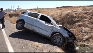Diyarbakır'da otomobil şarampole devrildi: 4 yaralı