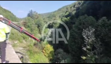 Bursa İnegöl'de domates yüklü tır dereye uçtu:1 ölü, 1 ağır yaralı