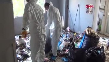 Adana'da polislerin ihbara gittiği evden kilolarca çöp çıktı