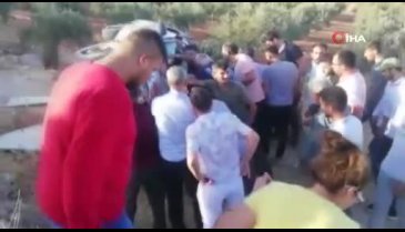 Gaziantep'te araçta sıkışan sürücüyü bilinçsizce kurtarmak isteyenler, az daha ölümüne sebep oluyordu